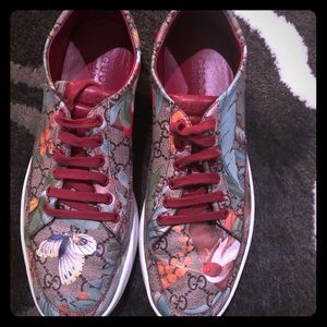 Gucci low top sneakers